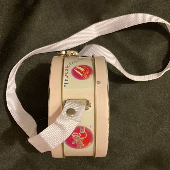 Vintage 1999 A.S.C. Tin - The Wizard of Oz Tin with Strap - Picture 2 of 9